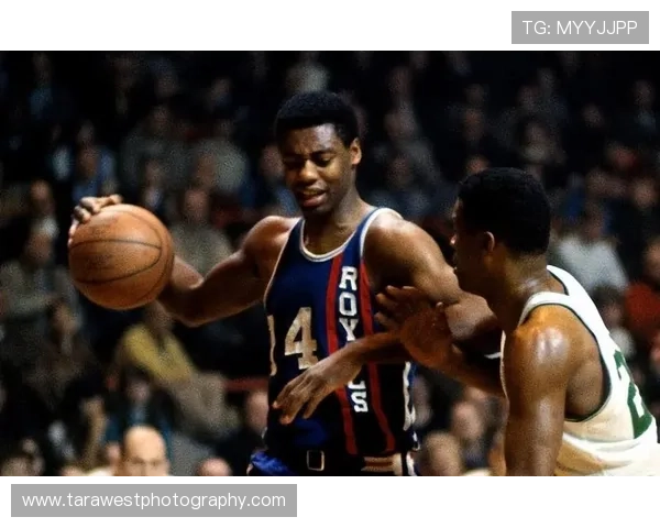 奥斯卡·罗伯特森持球突破助攻持稳球队节奏，效率明显优于同时代后卫