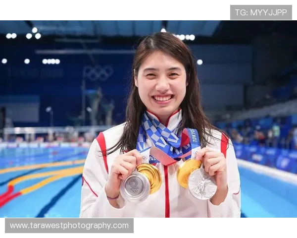 杨倩掏出奖牌那一刻，全场都静了，她居然穿得像邻家女孩—这反差我服了